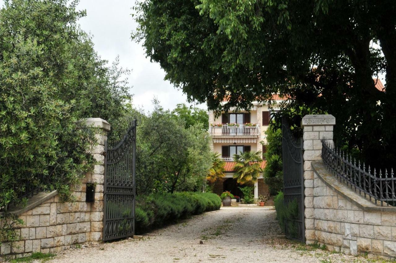 Готель Haus Liliana Tar-Vabriga Екстер'єр фото